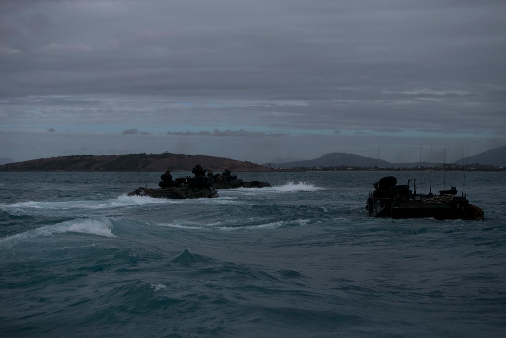 U.S. Marines complete simulated combined amphibious assault, reconnaissance raid in Bowen, Australia