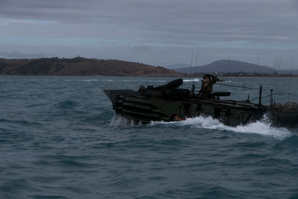 U.S. Marines complete simulated combined amphibious assault, reconnaissance raid in Bowen, Australia