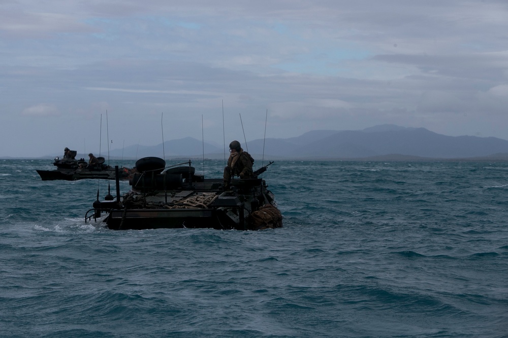 U.S. Marines complete simulated combined amphibious assault, reconnaissance raid in Bowen, Australia