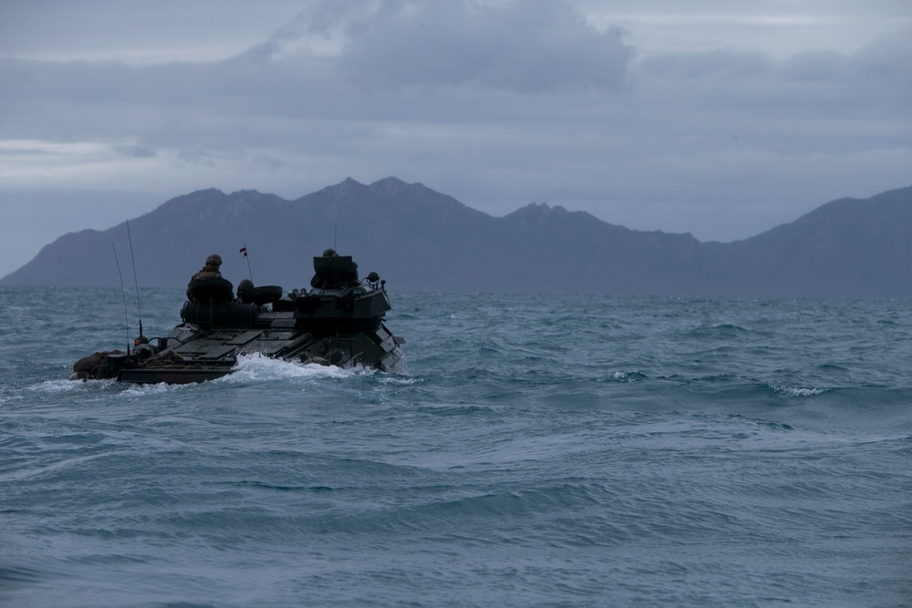 U.S. Marines complete simulated combined amphibious assault, reconnaissance raid in Bowen, Australia