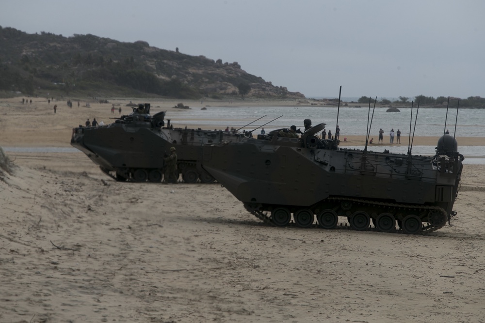 U.S. Marines complete simulated combined amphibious assault, reconnaissance raid in Bowen, Australia