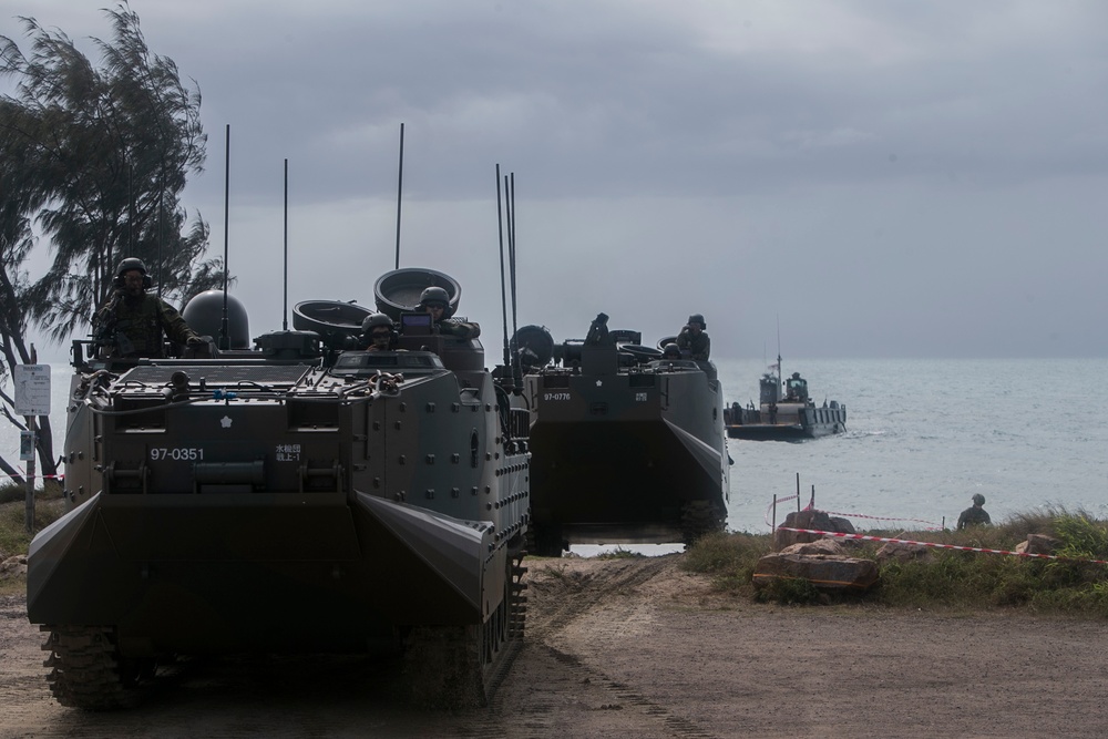 U.S. Marines complete simulated combined amphibious assault, reconnaissance raid in Bowen, Australia