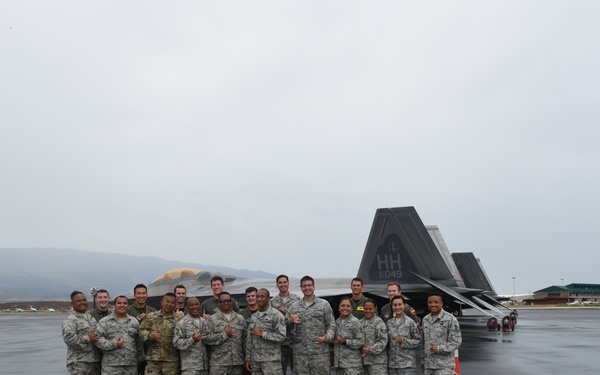 HIANG conducts public viewing of F-22 Raptors on Maui Aug. 2