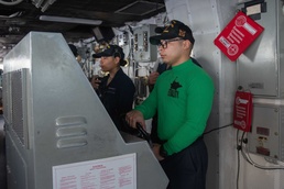 USS Ronald Reagan (CVN 76) Conducts Replenishment-at-Sea with USS Chancellorsville (CG 62)