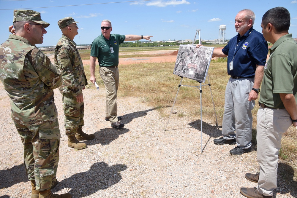 Gen. Bunch visits Team Tinker