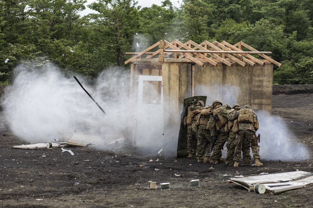 Sentinels conduct urban breaching range