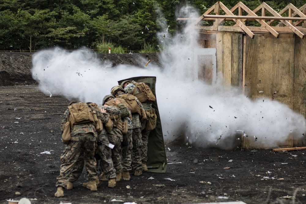 Sentinels conduct urban breaching range