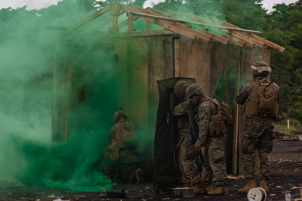 Sentinels conduct urban breaching range