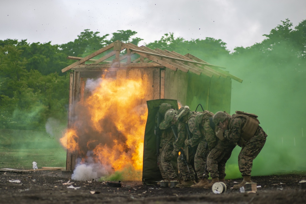 Sentinels conduct urban breaching range