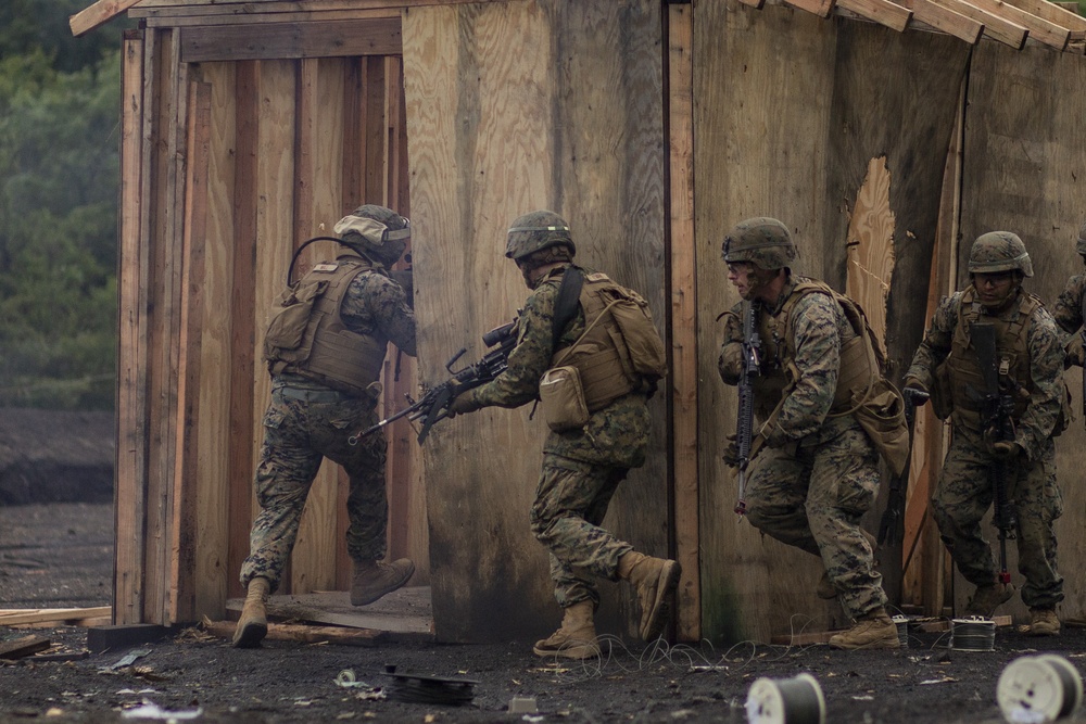 Sentinels conduct urban breaching range