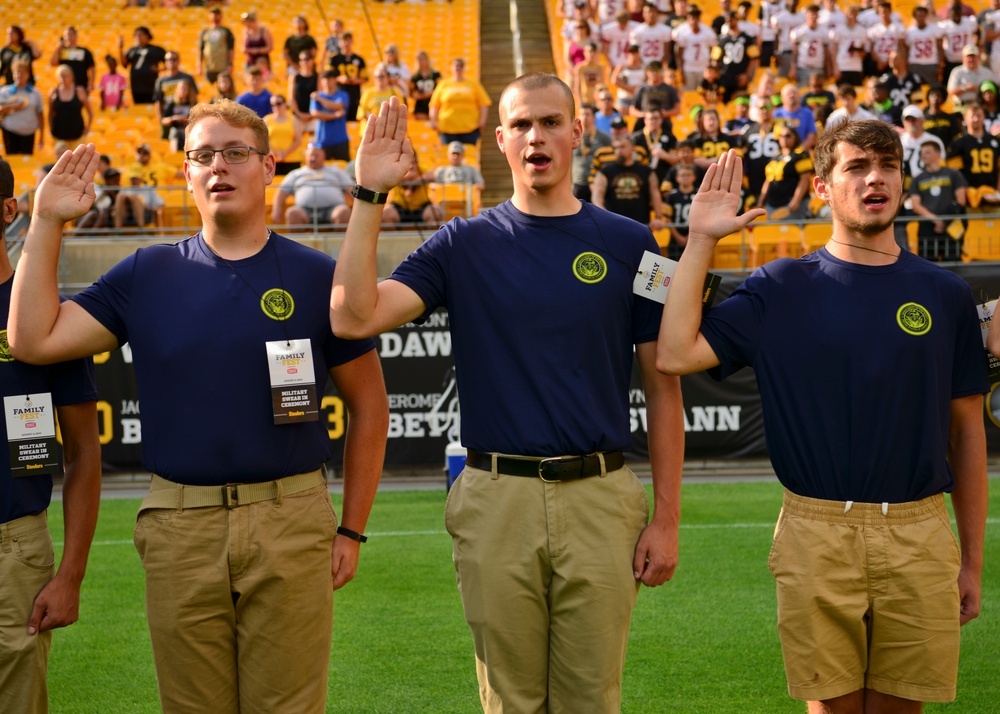 DVIDS - Images - NFL pays tribute to military service members during the  2013 Pro Bowl [Image 18 of 27]