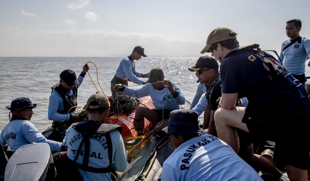 EODMU-5, Indonesian KOPASKA 2nd Fleet Unit conduct unmanned underwater vehicle familiarization in support of mine counter measure knowledge exchange during CARAT 2019