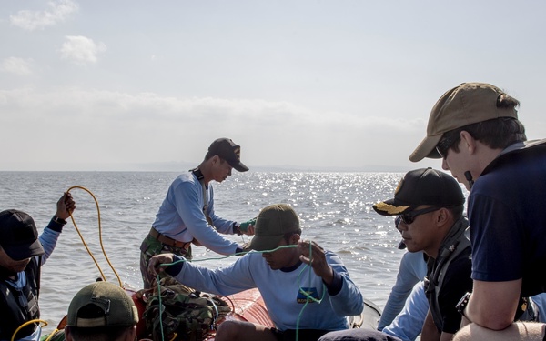 EODMU-5, Indonesian KOPASKA 2nd Fleet Unit conduct unmanned underwater vehicle familiarization in support of mine counter measure knowledge exchange during CARAT 2019