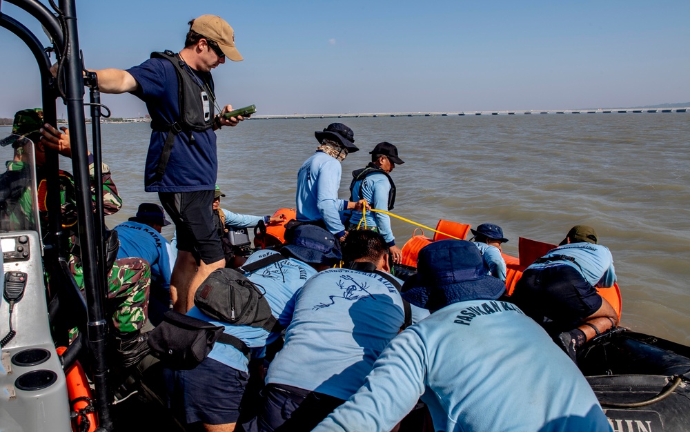 EODMU-5, Indonesian KOPASKA 2nd Fleet Unit conduct unmanned underwater vehicle familiarization in support of mine counter measure knowledge exchange during CARAT 2019