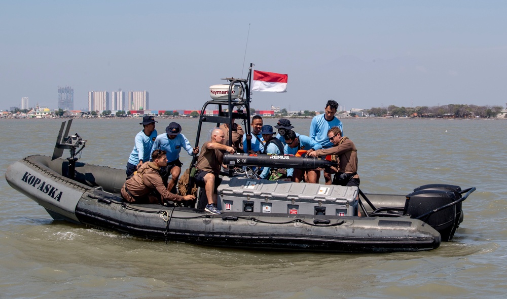 EODMU-5, Indonesia KOPASKA 2nd Fleet Unit conduct unmanned underwater vehicle familiarization in support of mine counter measure knowledge exchange during CARAT 2019