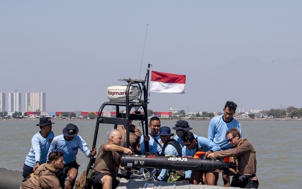 EODMU-5, Indonesia KOPASKA 2nd Fleet Unit conduct unmanned underwater vehicle familiarization in support of mine counter measure knowledge exchange during CARAT 2019