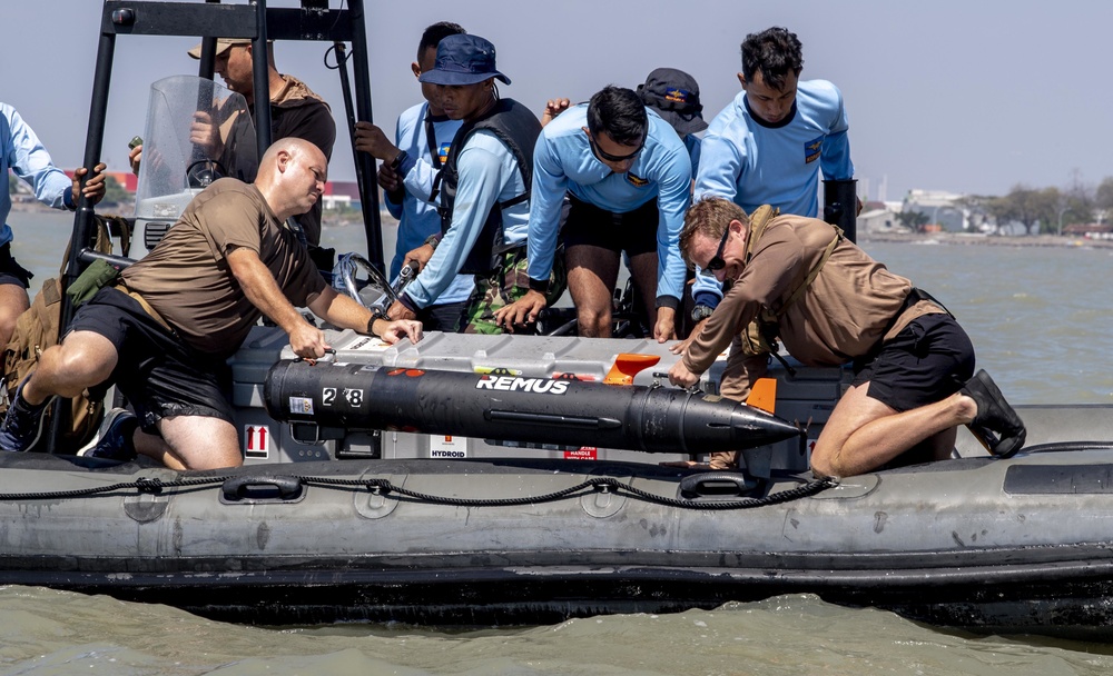 EODMU-5, Indonesian KOPASKA 2nd Fleet Unit conduct unmanned underwater vehicle familiarization in support of mine counter measure knowledge exchange during CARAT 2019