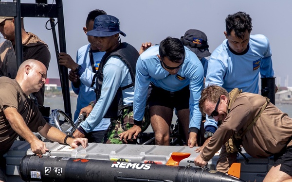 EODMU-5, Indonesian KOPASKA 2nd Fleet Unit conduct unmanned underwater vehicle familiarization in support of mine counter measure knowledge exchange during CARAT 2019