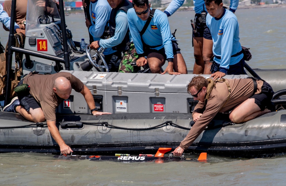 EODMU-5, Indonesian KOPASKA 2nd Fleet Unit conduct unmanned underwater vehicle familiarization in support of mine counter measure knowledge exchange during CARAT 2019