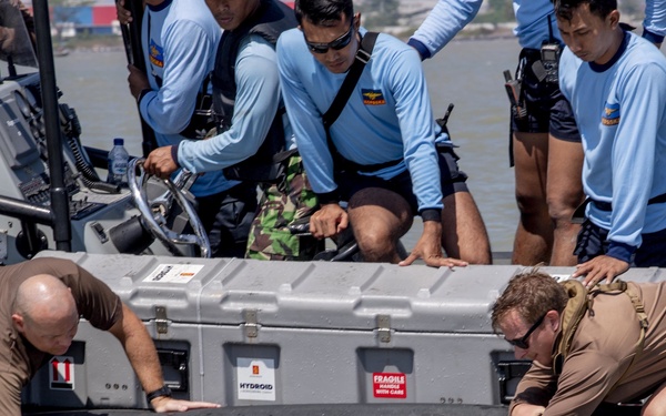 EODMU-5, Indonesian KOPASKA 2nd Fleet Unit conduct unmanned underwater vehicle familiarization in support of mine counter measure knowledge exchange during CARAT 2019
