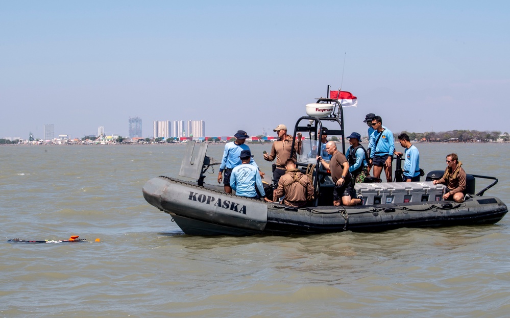 EODMU-5, Indonesian KOPASKA 2nd Fleet Unit conduct unmanned underwater vehicle familiarization in support of mine counter measure knowledge exchange during CARAT 2019