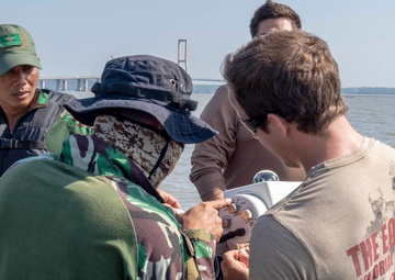 EODMU-5, Indonesian Komando Pasukan Katak (KOPASKA) 2nd Fleet Surabaya Unit conduct counter charge live-fire demonstration during CARAT Indonesia 2019