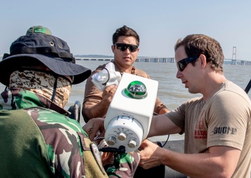 EODMU-5, Indonesian Komando Pasukan Katak (KOPASKA) 2nd Fleet Surabaya Unit conduct counter charge live-fire demonstration during CARAT Indonesia 2019