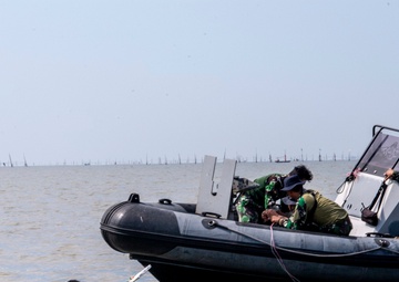 EODMU-5, Indonesian Komando Pasukan Katak (KOPASKA) 2nd Fleet Surabaya Unit conduct counter charge live-fire demonstration during CARAT Indonesia 2019