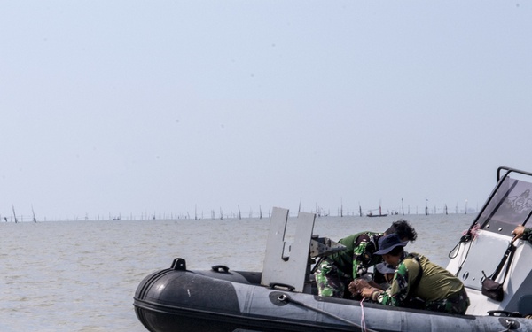 EODMU-5, Indonesian Komando Pasukan Katak (KOPASKA) 2nd Fleet Surabaya Unit conduct counter charge live-fire demonstration during CARAT Indonesia 2019