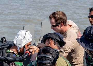 EODMU-5, Indonesian Komando Pasukan Katak (KOPASKA) 2nd Fleet Surabaya Unit conduct counter charge live-fire demonstration during CARAT Indonesia 2019