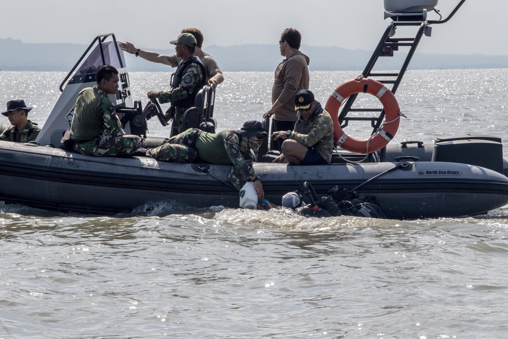 EODMU-5, Indonesian Komando Pasukan Katak (KOPASKA) 2nd Fleet Surabaya Unit conduct counter charge live-fire demonstration during CARAT Indonesia 2019