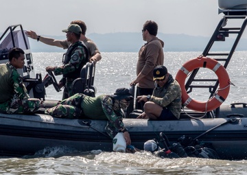 EODMU-5, Indonesian Komando Pasukan Katak (KOPASKA) 2nd Fleet Surabaya Unit conduct counter charge live-fire demonstration during CARAT Indonesia 2019