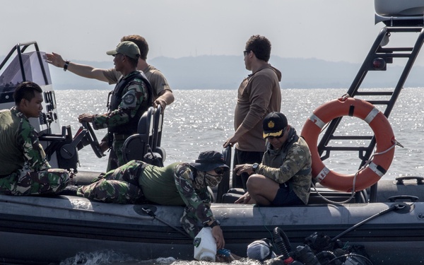 EODMU-5, Indonesian Komando Pasukan Katak (KOPASKA) 2nd Fleet Surabaya Unit conduct counter charge live-fire demonstration during CARAT Indonesia 2019