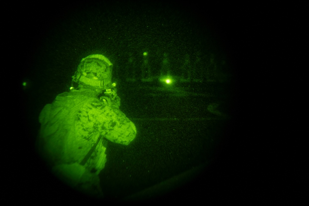 31st MEU Marines execute live fire range at night aboard the USS Ashland