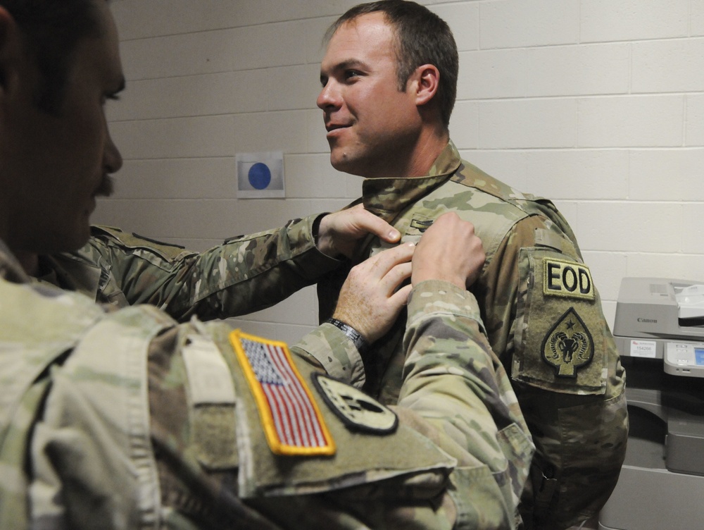 Sgt. Jason Weiderman earns his Senior EOD Badge.