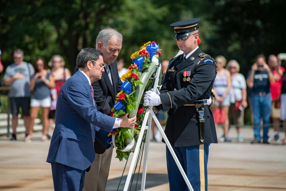 Embassy of Colombia Participates in a Public Wreath-Laying Ceremony at the Tomb of the Unknown Soldier