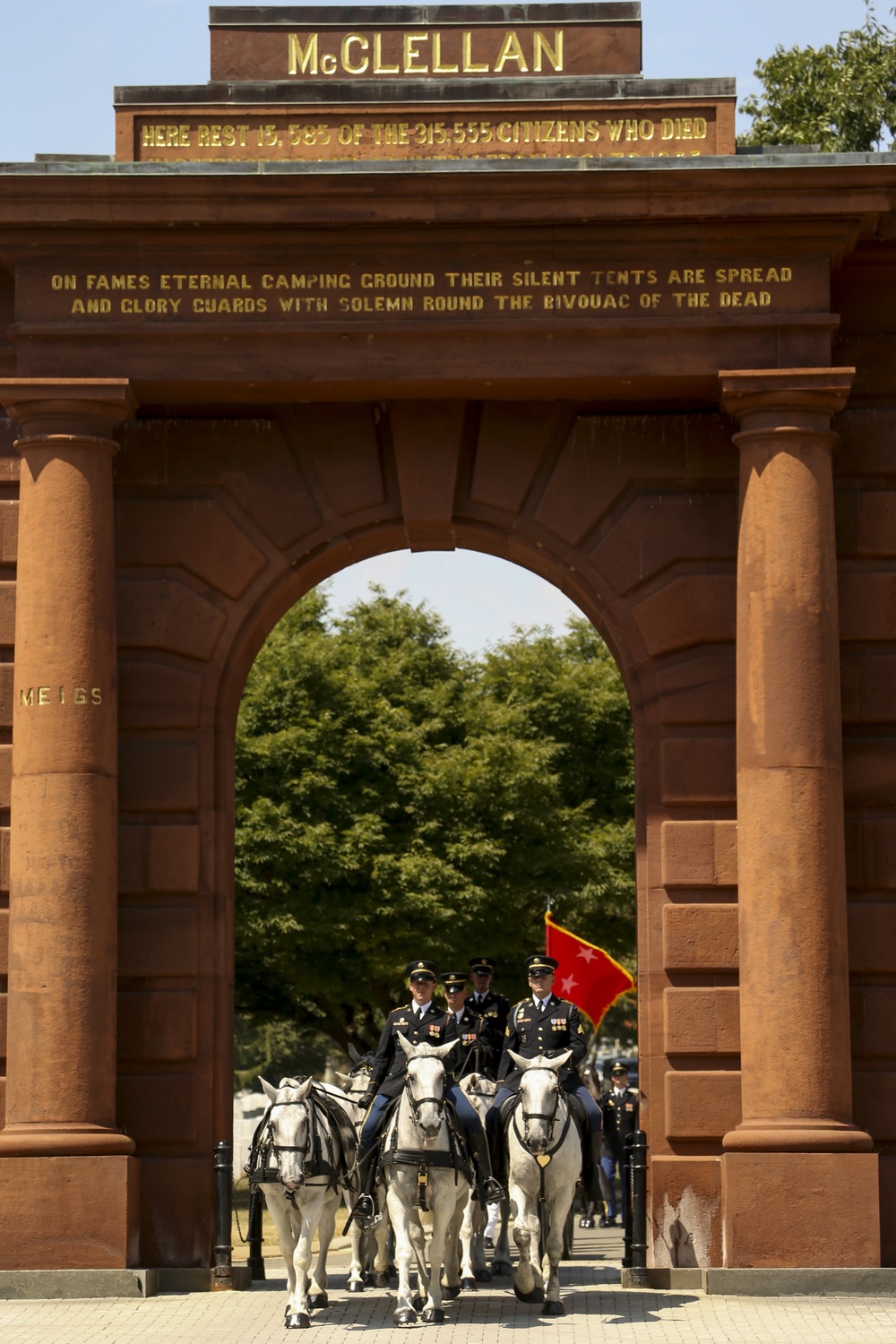 Marines escort the casket of Maj. Gen. Ronald L. Beckwith