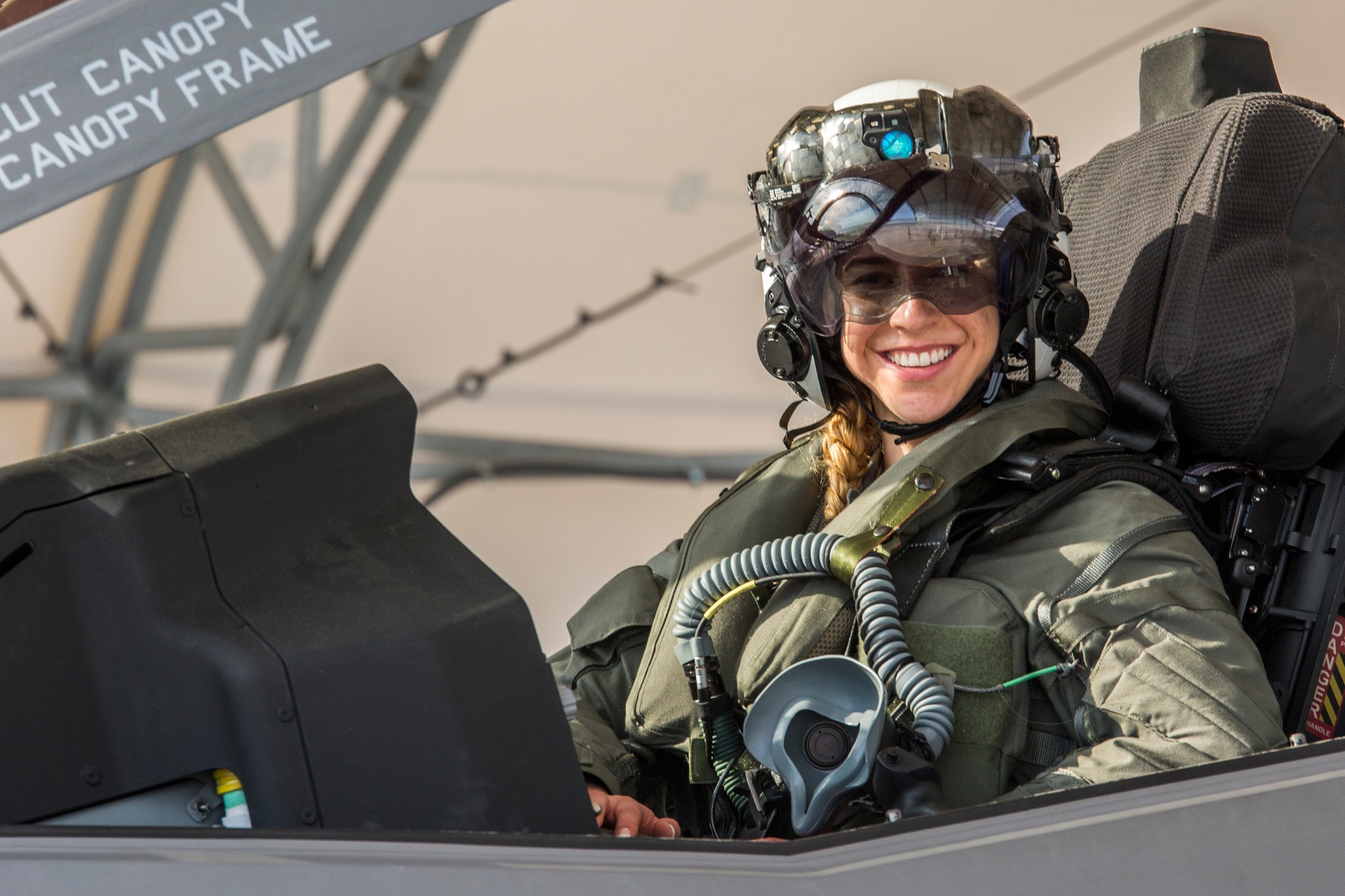 American pilot. F-35 Pilot. Pilot Suit f-35. Female Fighter Pilot f15. Женщины пилоты ВВС США.