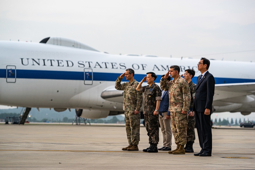 SECDEF visits U.S. Forces Korea