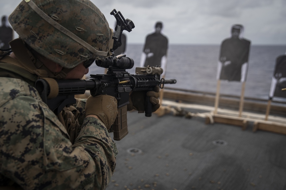 31st MEU Marines execute live-fire range aboard USS Ashland