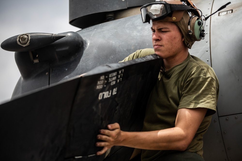 Aviation Combat Element conducts maintenance on MV-22B