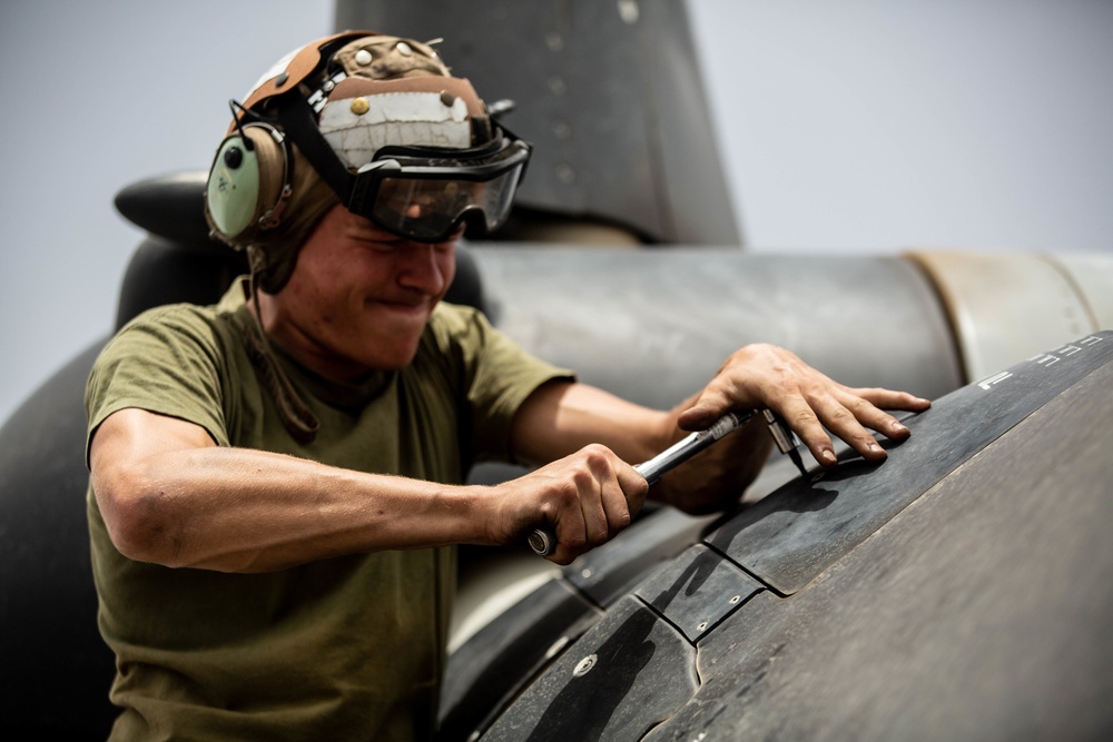 Aviation Combat Element conducts maintenance on MV-22B