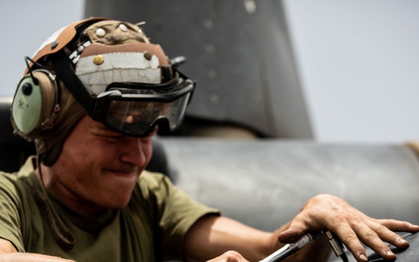 Aviation Combat Element conducts maintenance on MV-22B
