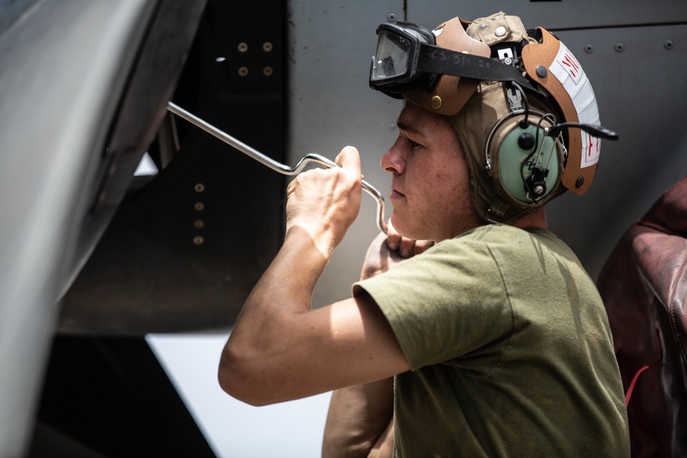 Aviation Combat Element conducts maintenance on MV-22B