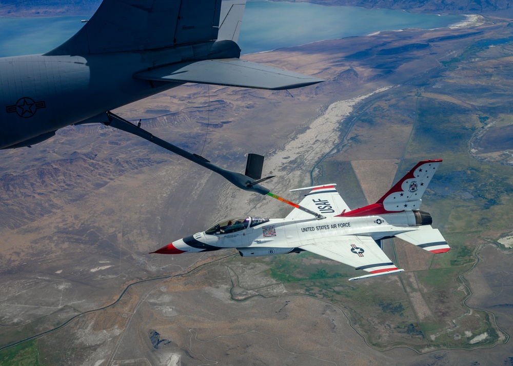 Thunderbirds refuel with 64th AGRS over Pacific Northwest