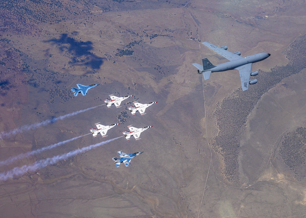 Thunderbirds refuel with 64th AGRS over Pacific Northwest