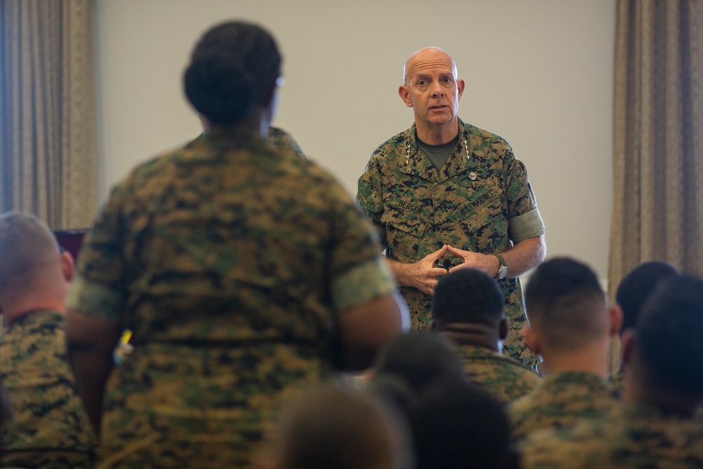 DVIDS - Images - Commandant of the Marine Corps visits 2nd MAW [Image 4 ...