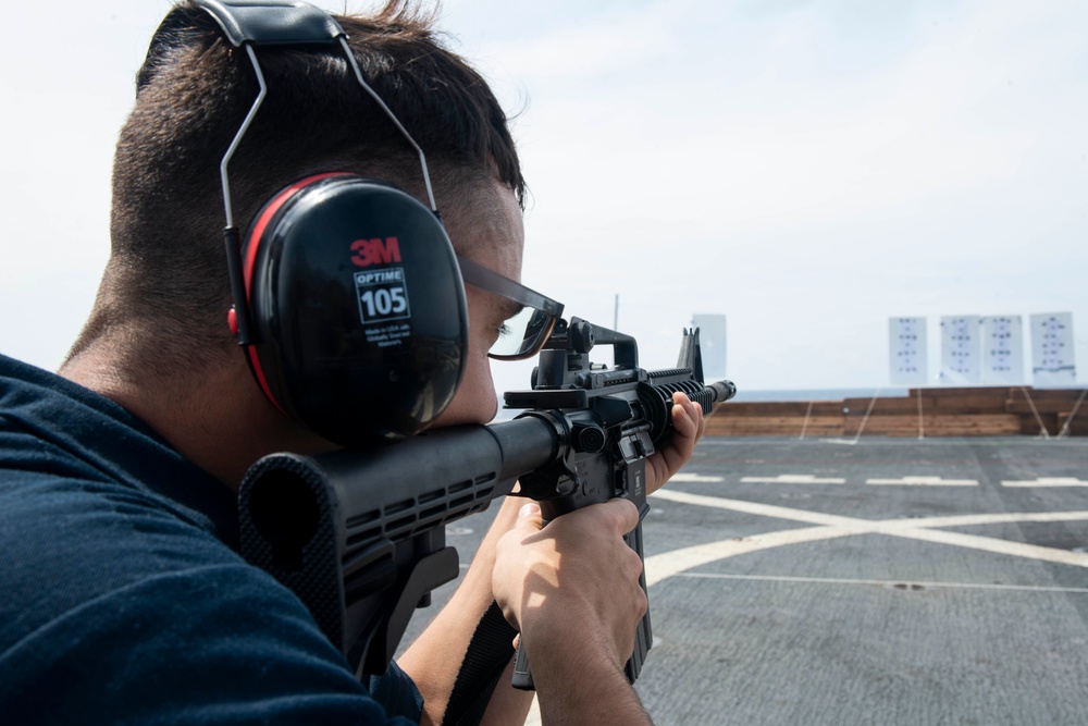 USS Green Bay (LPD 20) Gunshoot