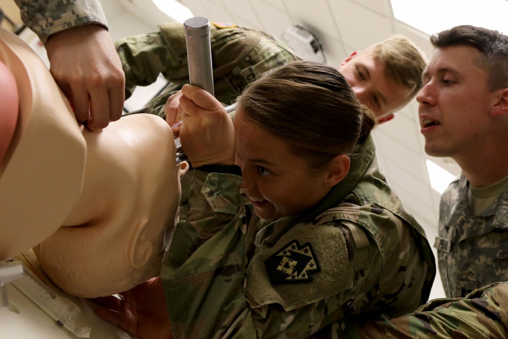 Soldiers learn life-saving intubation procedure