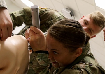 Soldiers learn life-saving intubation procedure